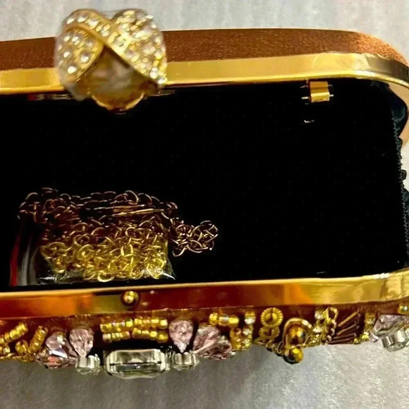 CYNTHIA BEADED EMBROIDERY CLUTCH BAG

NEW - Picture 5 of 5